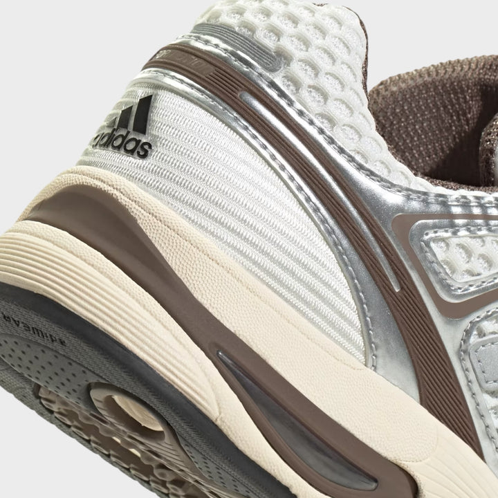 Top view af Adidas Adistar Control 5 sneakers i Cloud White, Black og White med snørelukning.