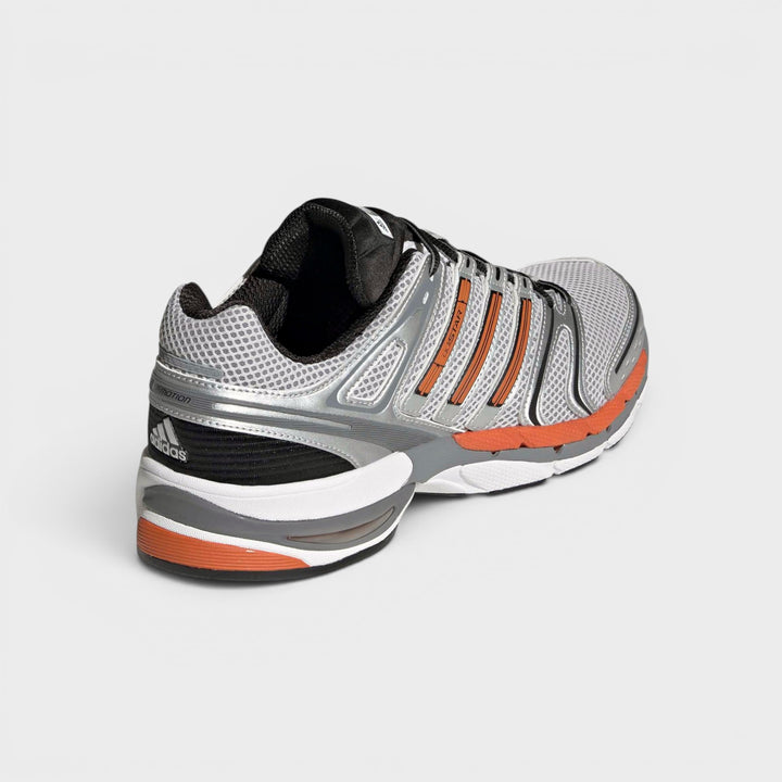 Adidas Adistar Control 5 set fra siden i Silver/Orange.
