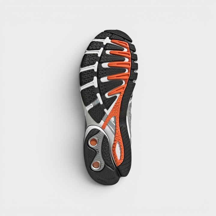 Adidas Adistar Control 5 med åndbar mesh-overdel.