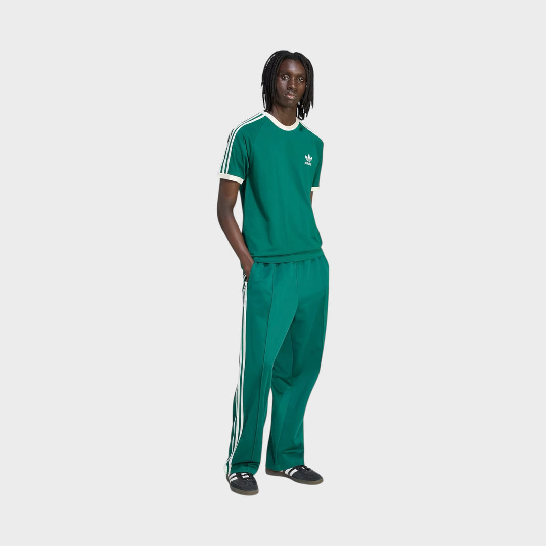 Adidas Baggy Trackpants i Collegiate Green set bagfra med et rent og moderne udtryk.