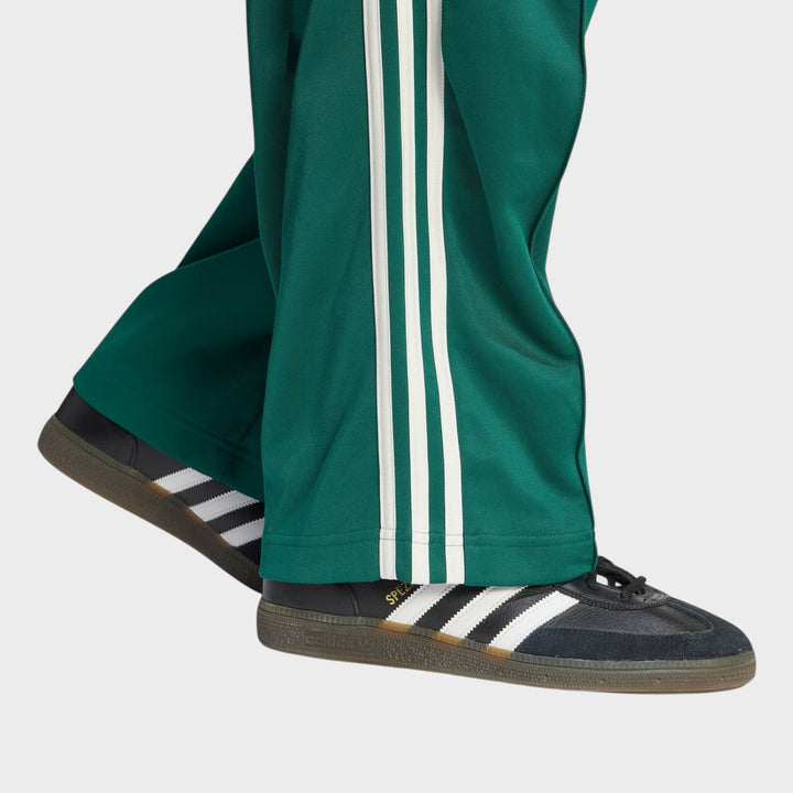 Adidas Baggy Trackpants i Collegiate Green vist i helhed med baggy fit og afslappet styling.
