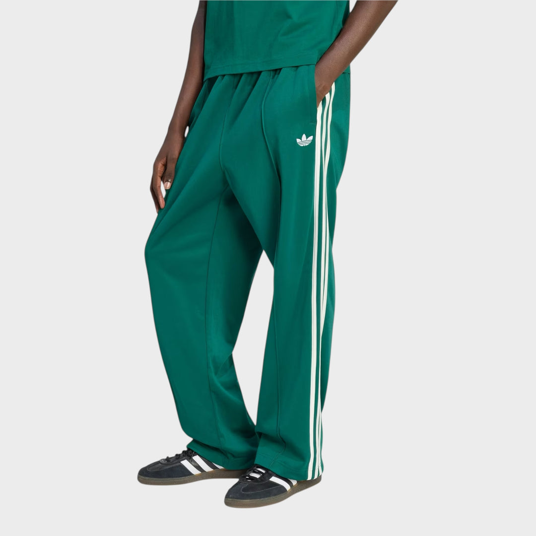 Adidas Baggy Trackpants i Collegiate Green set forfra med baggy pasform og afslappet silhuet.