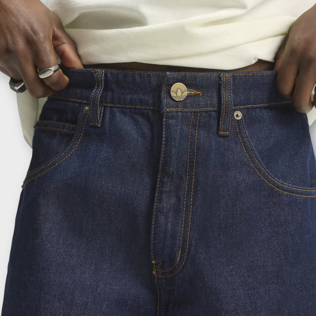 Adidas denim shorts med broderet Trefoil-logo.