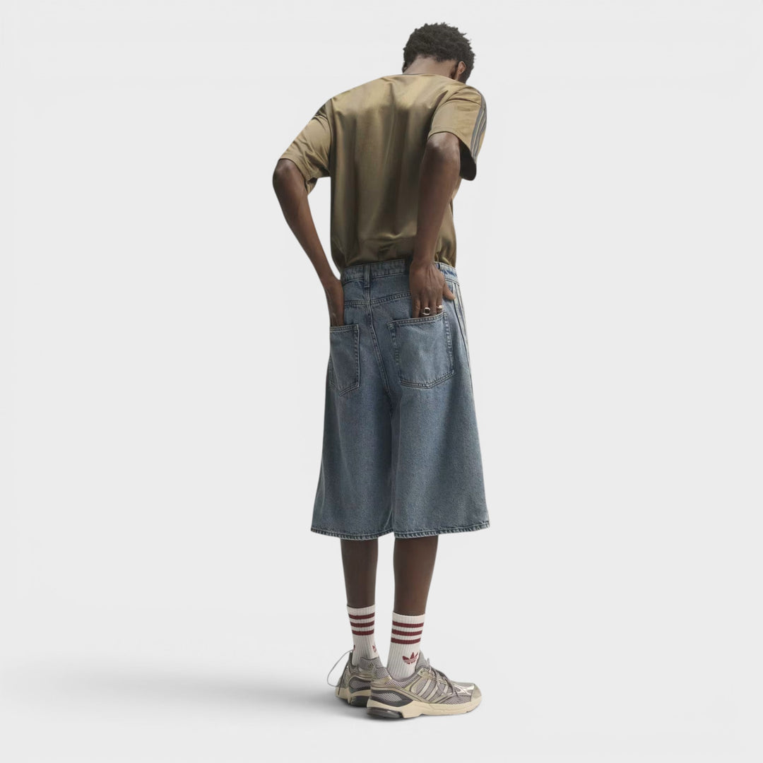 Adidas denim shorts med broderet Trefoil-logo.
