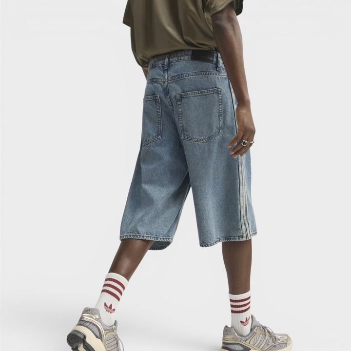 Adidas Firebird Denim Shorts set forfra i Worn Blue Denim.
