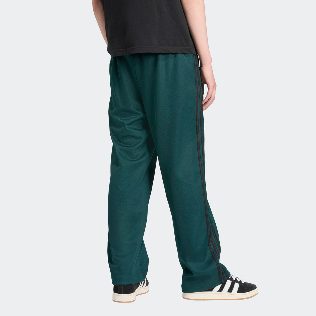 Adidas Firebird Baggy Track Pants i Aurora Ivy/Black set fra siden