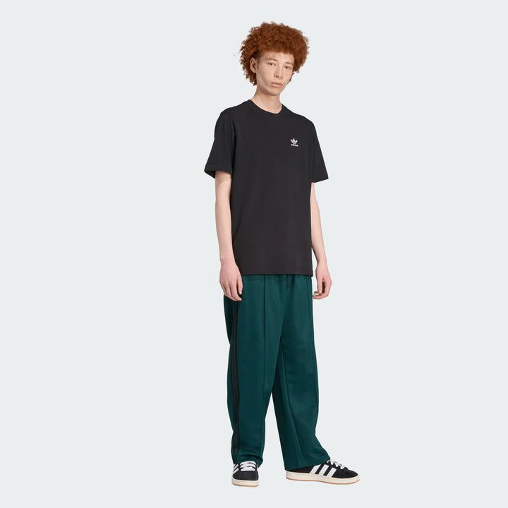 Adidas Firebird Baggy Track Pants i Aurora Ivy/Black set bagfra