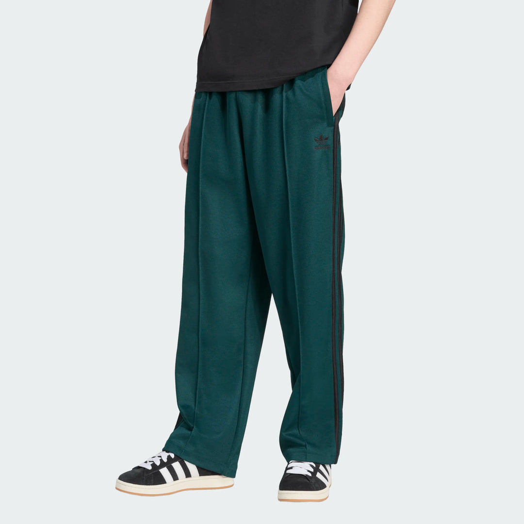 Adidas Firebird Baggy Track Pants i Aurora Ivy/Black med tre striber