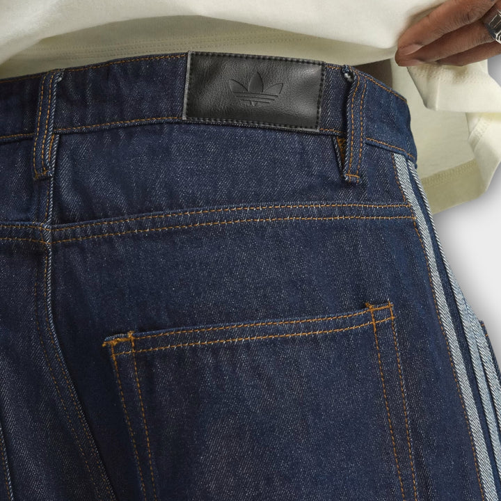 Adidas Firebird shorts i Indigo til hverdagsbrug.