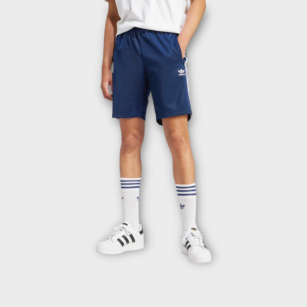 Adidas Firebird Shorts i Navy set bagfra med rent og tidløst design.
