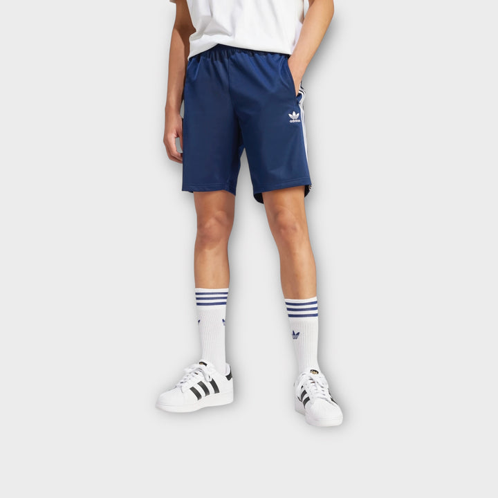 Adidas Firebird Shorts i Navy set bagfra med rent og tidløst design.