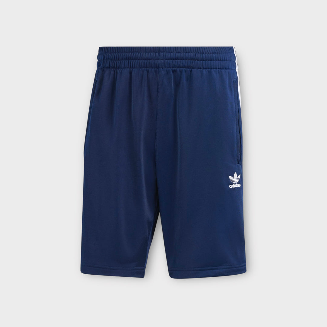 Adidas Firebird Shorts i Navy set forfra med klassisk silhuet og afslappet pasform.