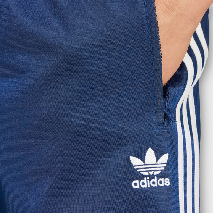 Nærbillede af materialet på Adidas Firebird Shorts i Navy med glat og behagelig kvalitet.