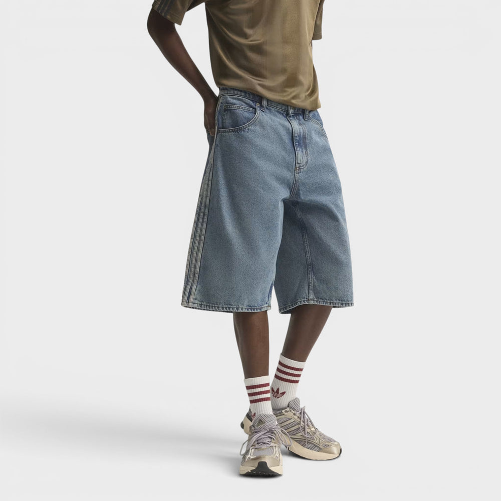 Adidas Firebird shorts i vasket blå denim med 3-Stripes.