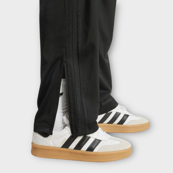 Adidas Firebird Track Pants i sort med lynlåslommer