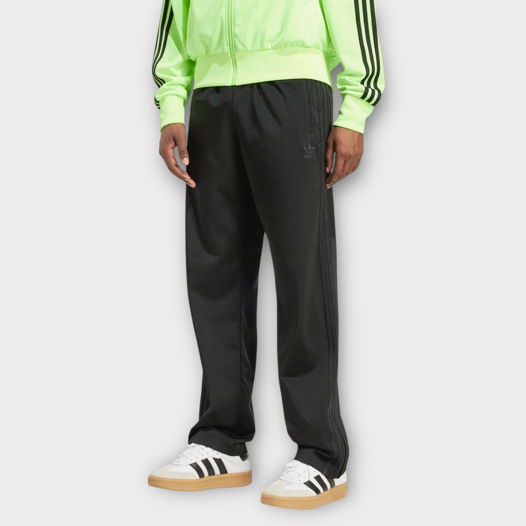 Adidas Firebird Track Pants i sort set fra siden