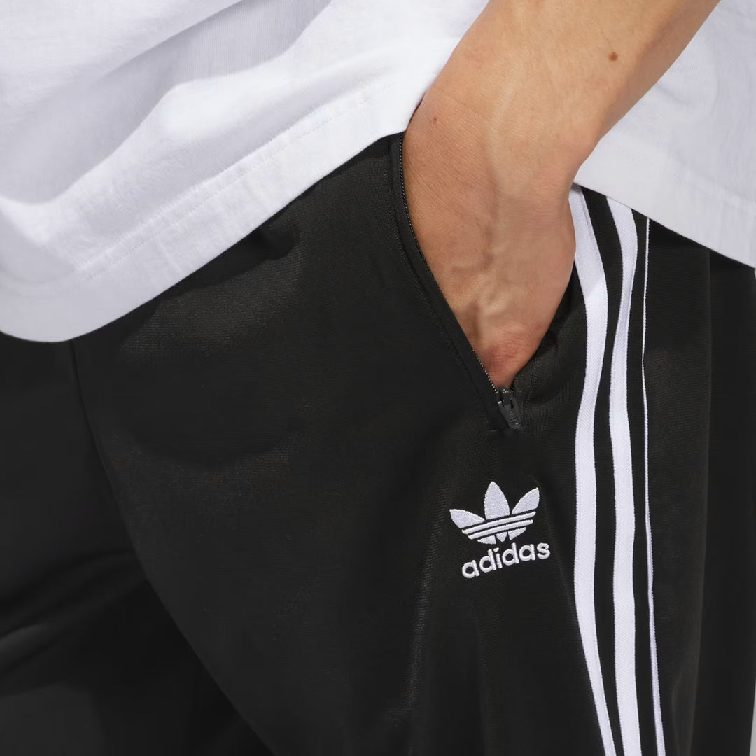 Adidas Trefoil logo på Firebird trackpants i sort