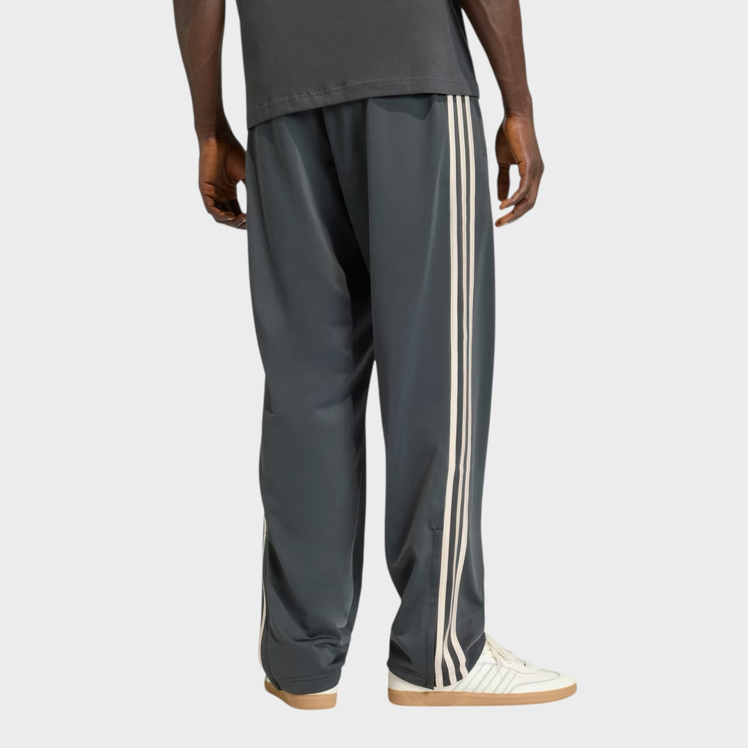 Adidas Firebird Trackpants i Charcoal og Cream White set bagfra med tidløst og rent design.