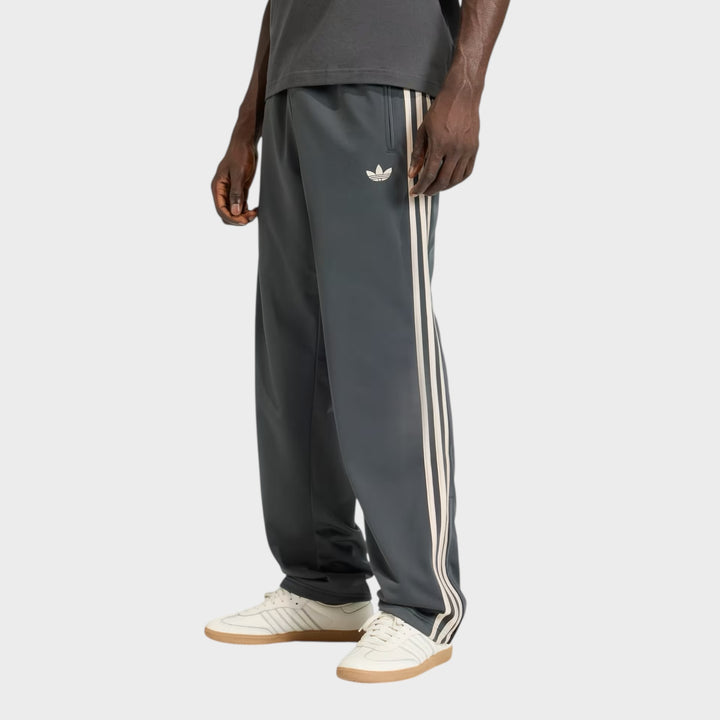 Adidas Firebird Trackpants i Charcoal og Cream White set forfra med klassisk silhuet og afslappet pasform.