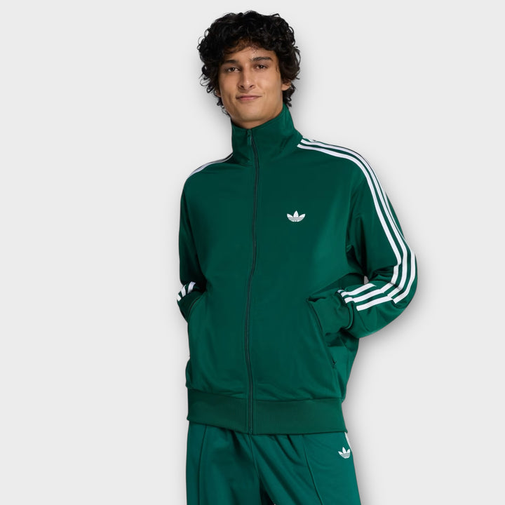 Adidas Firebird Tracktop i grøn set bagfra med rent og sporty design.