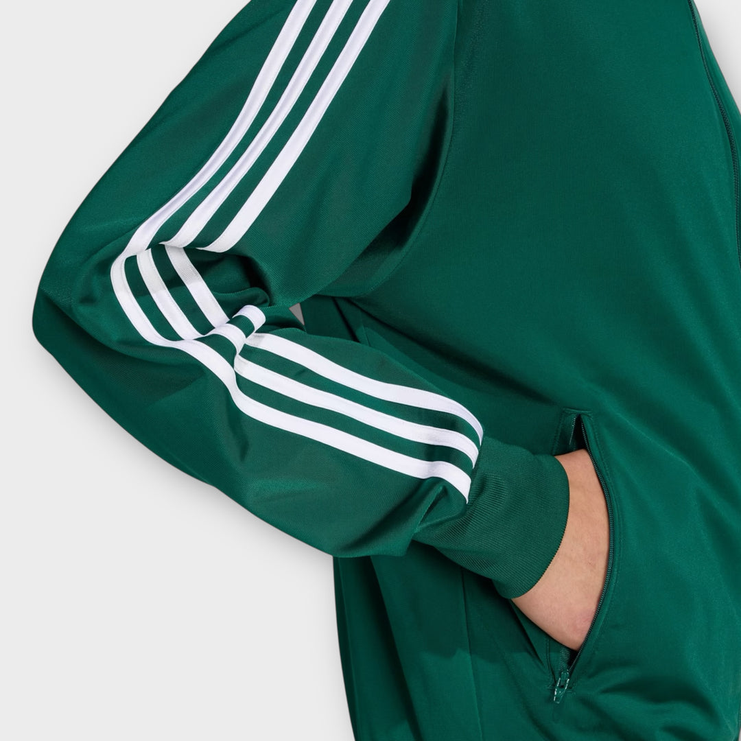 Lynlåslukning på Adidas Firebird Tracktop i grøn med sporty finish.