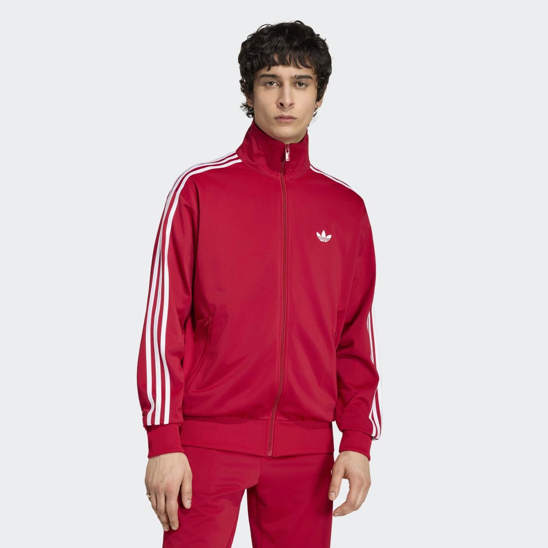Rød Adidas Firebird tracktop med broderet Trefoil-logo.