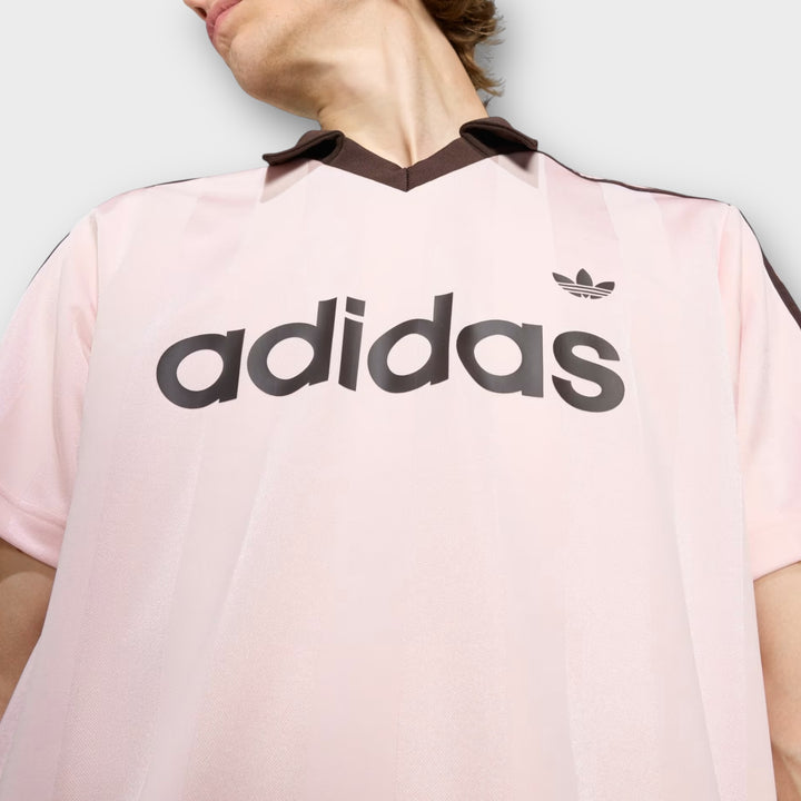 Adidas kortærmet jersey t-shirt i sandy pink.