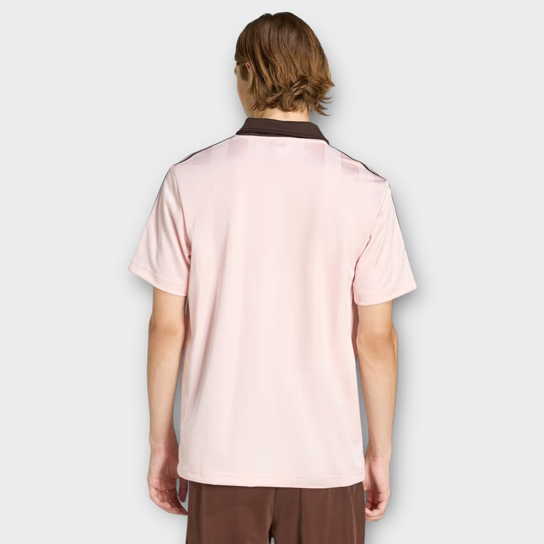 Adidas jersey tee i sandy pink til hverdagsbrug.