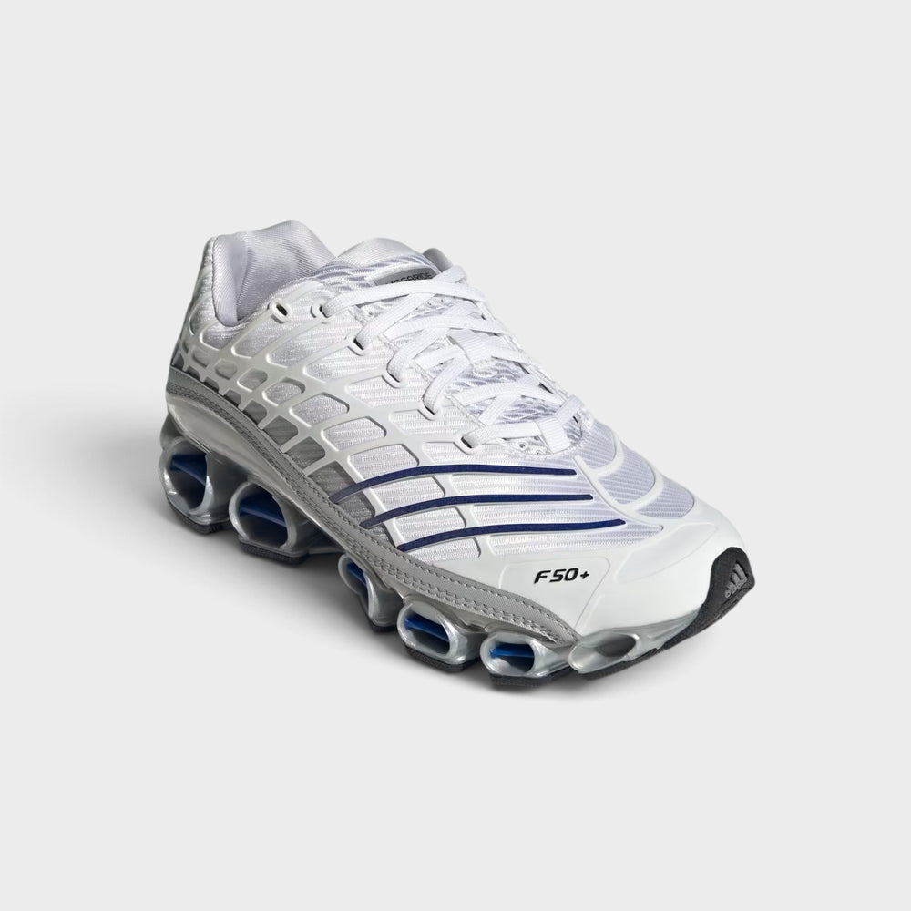 Adidas Megaride F50 sneakers i hvid med blå detaljer.
