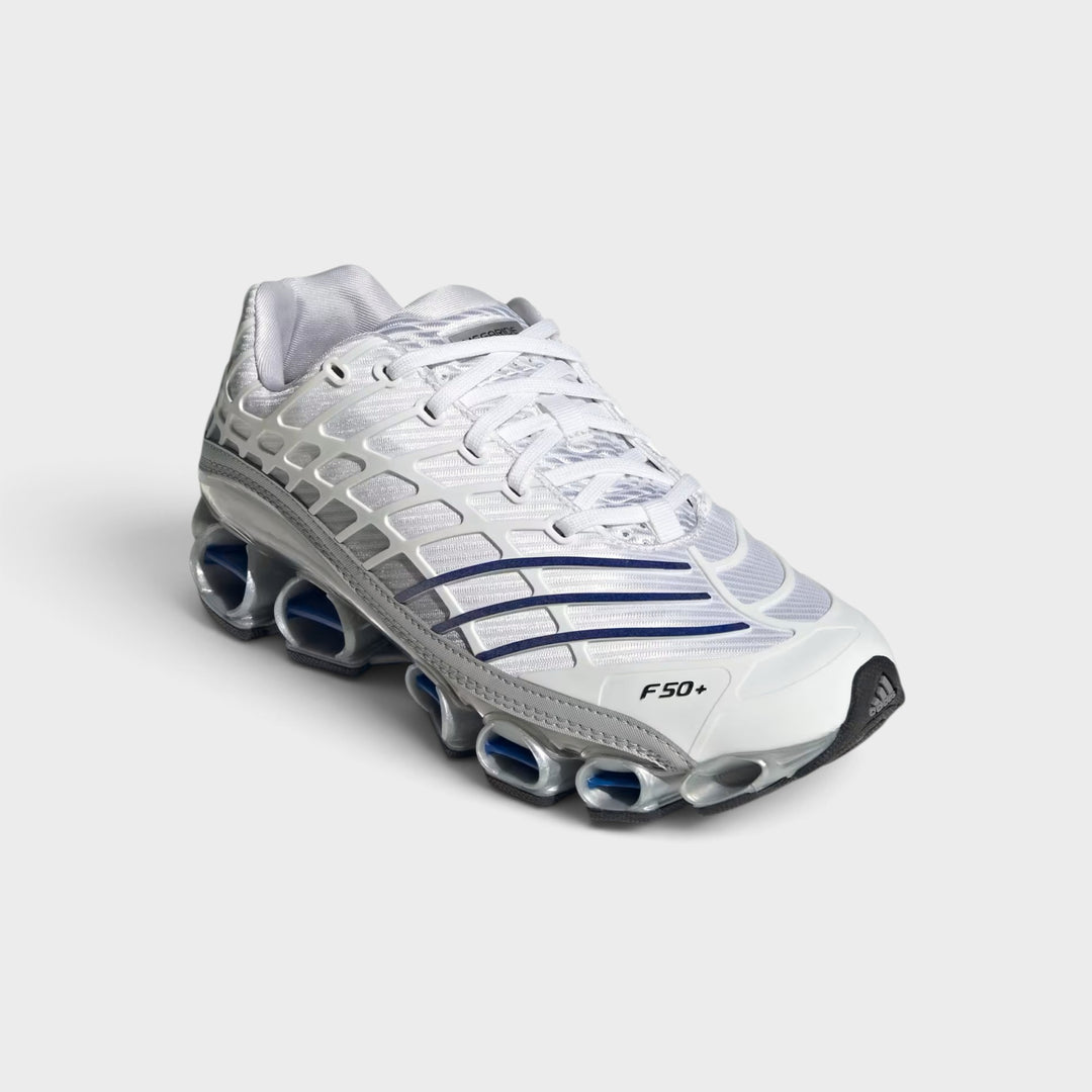 Adidas Megaride F50 sneakers i hvid med blå detaljer.