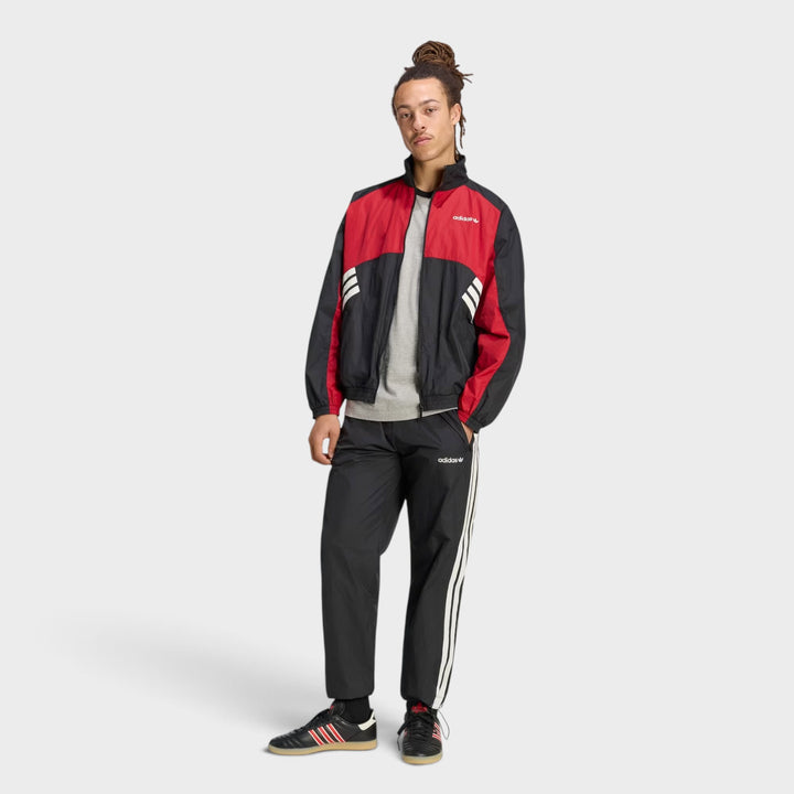 Adidas MUC Tracktop set forfra i sort og rød.