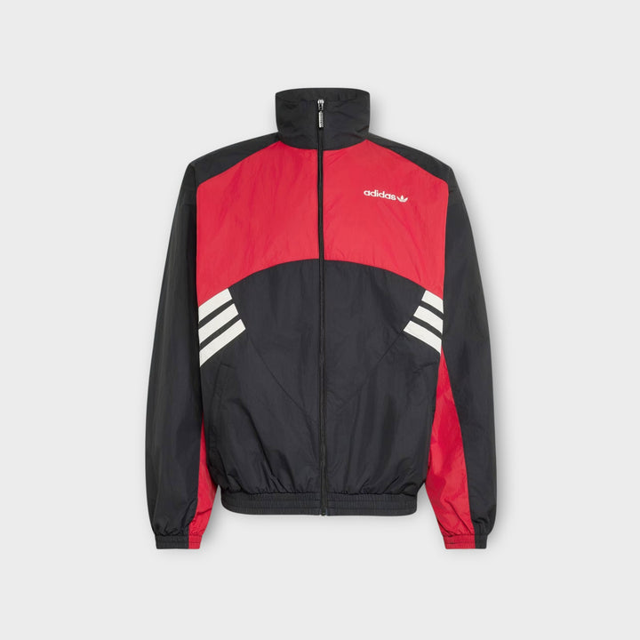Adidas MUC Tracktop i sort og rød med ikoniske 3-Stripes.