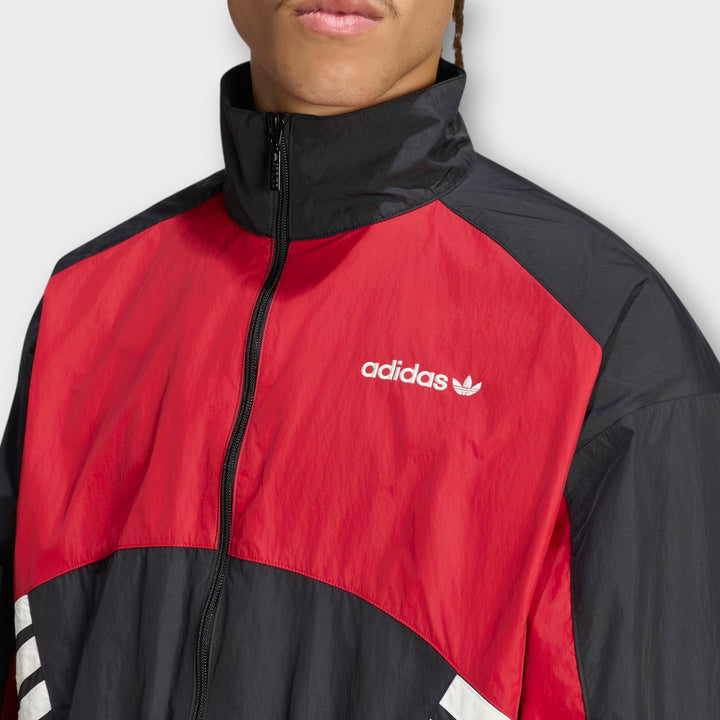 Adidas track jacket med høj ribkrave og lynlåslommer.