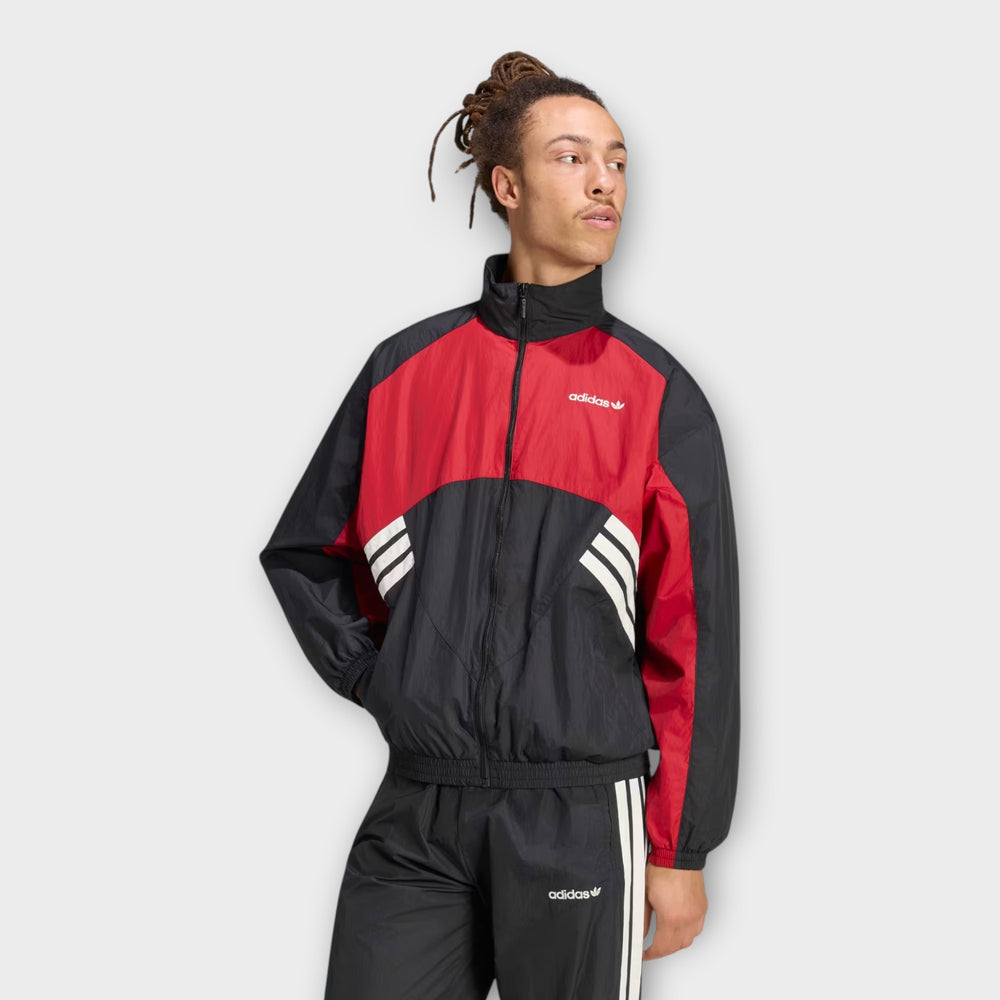 Adidas Munich 93 Tracktop i sort/rød med Trefoil-logo.