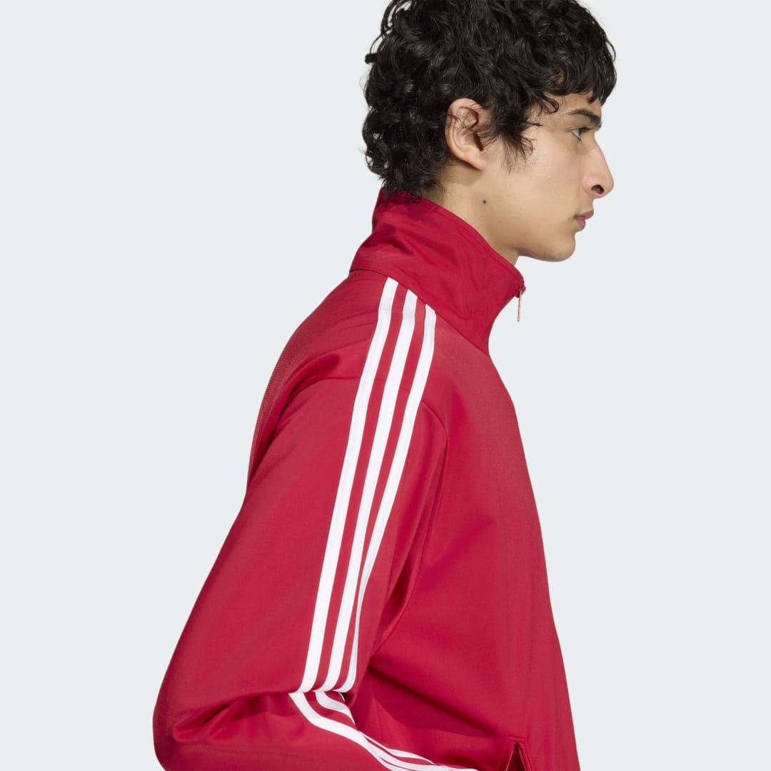 Adidas tracktop med høj krave og ribkanter i rød.