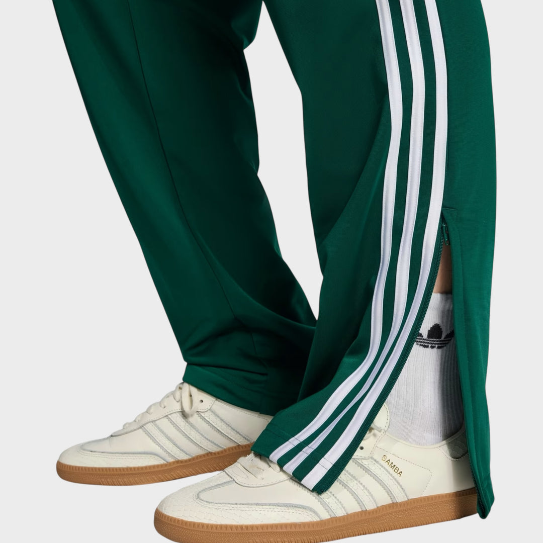 Adidas Originals Firebird Trackpants i Collegiate Green vist i helhed med regular fit og alsidig styling.