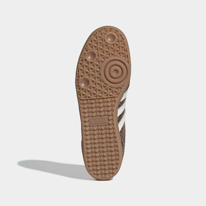 Adidas Samba OG set fra siden i Snake/Brown.