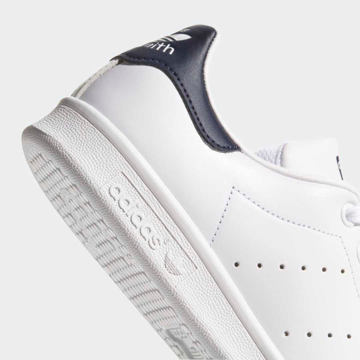 Adidas Originals Stan Smith til hverdagsbrug i White/Navy.