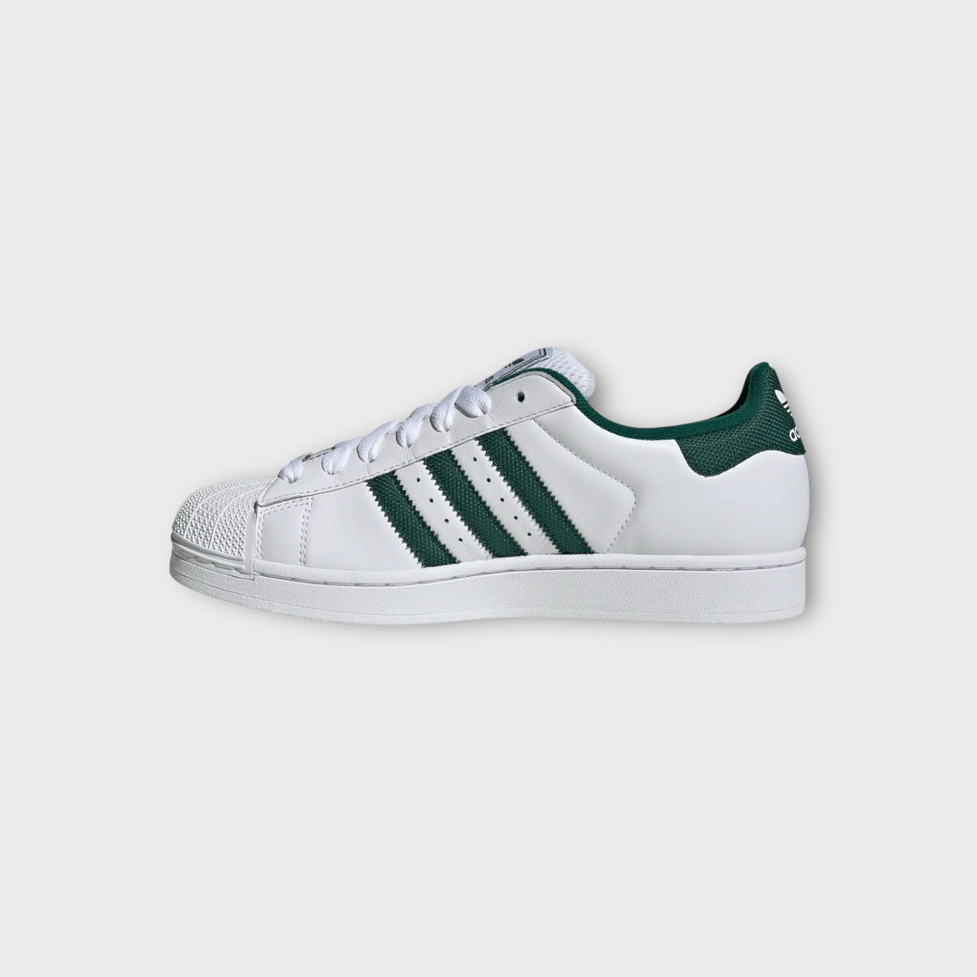 Adidas shell toe sneaker i hvid/grøn set fra siden.