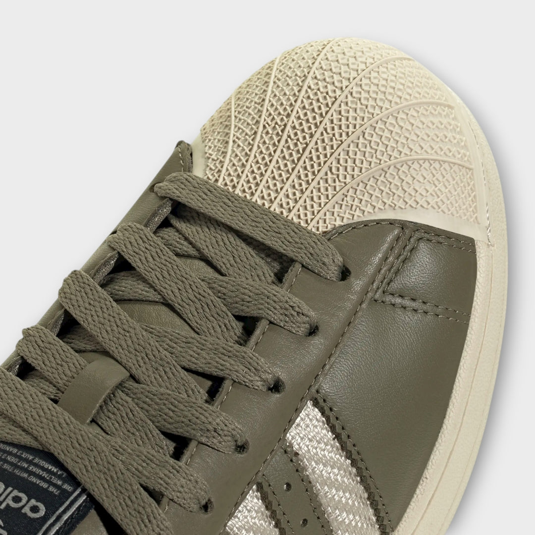 Adidas Superstar sneakers i khaki/brown til herrer.