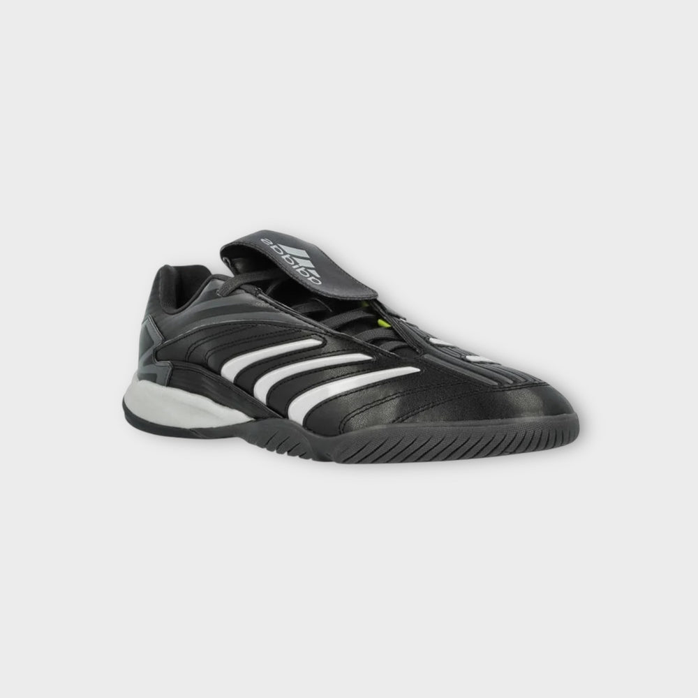 Sorte Adidas Predator Sala futsal sko med 3-Stripes.
