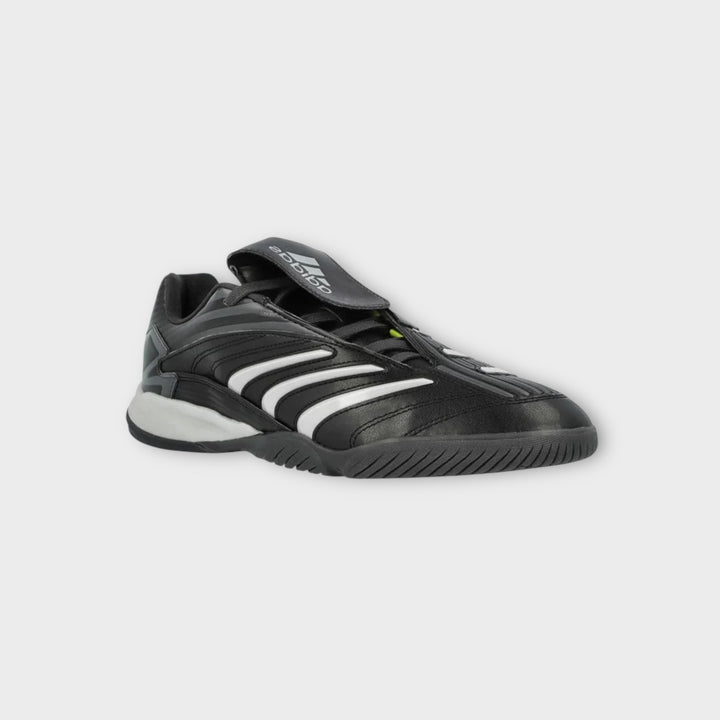 Sorte Adidas Predator Sala futsal sko med 3-Stripes.