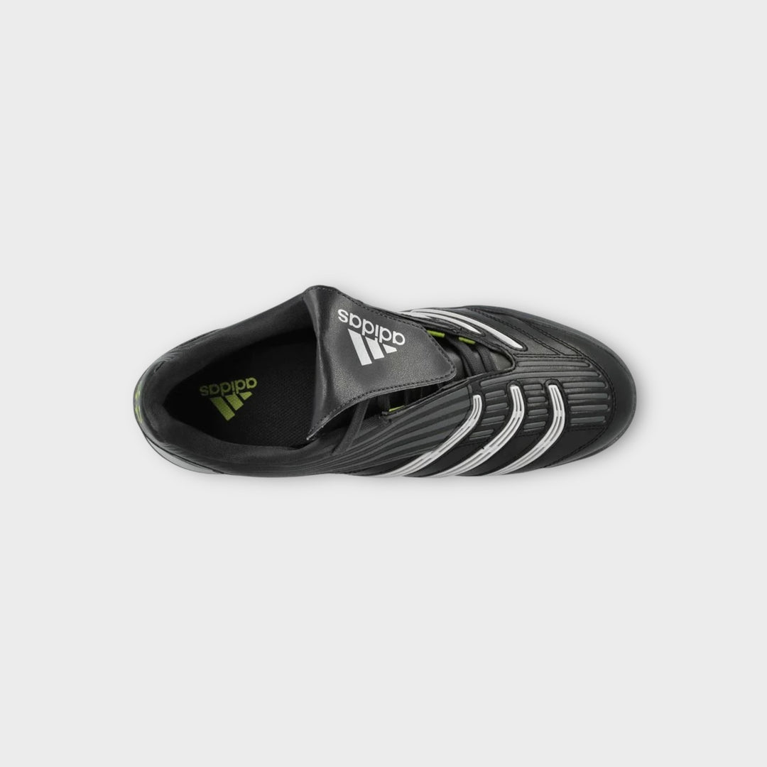 Adidas indoor fodboldsko i sort med gummisål.