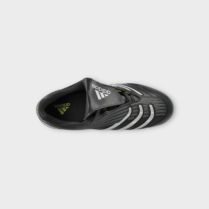 Adidas indoor fodboldsko i sort med gummisål.