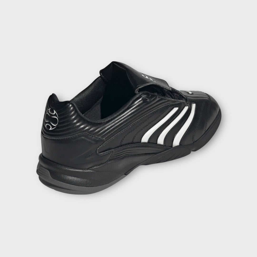 Adidas Predator Sala i sort set skråt bagfra med hælkappe, hællogo og lyse sidestriber.