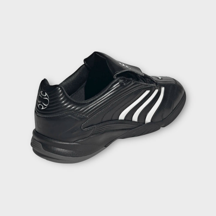 Adidas Predator Sala i sort set skråt bagfra med hælkappe, hællogo og lyse sidestriber.