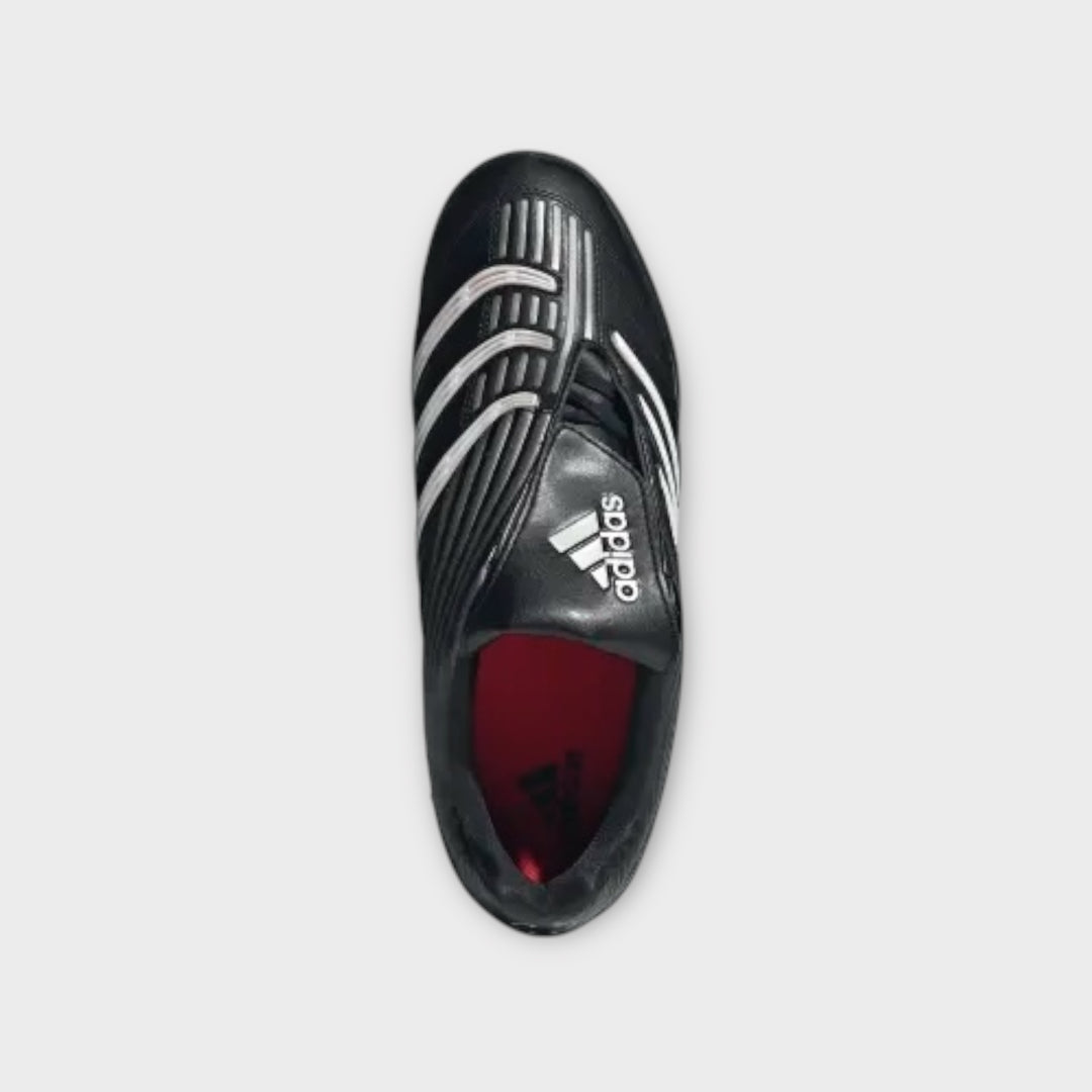 Adidas Predator Sala i sort set ovenfra med foldet pløs og rødt indvendigt hælparti.