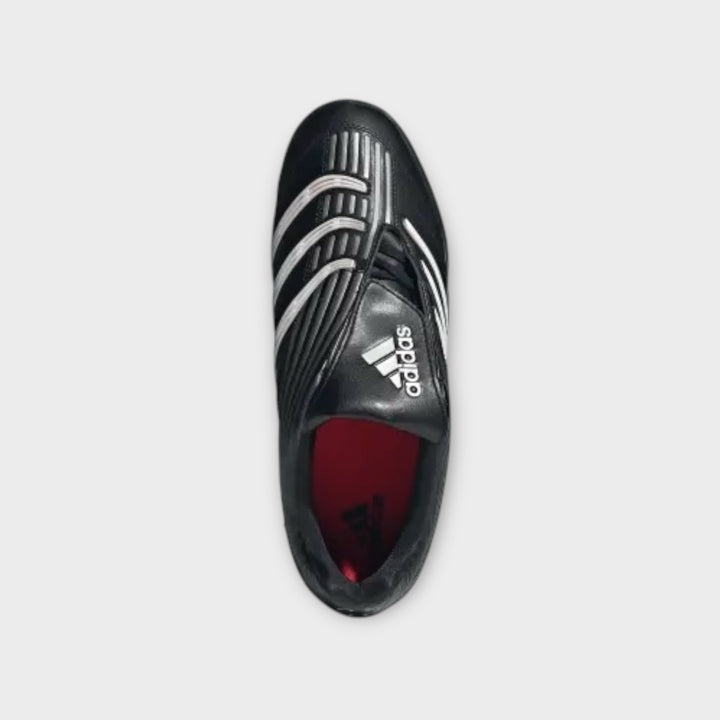 Adidas Predator Sala i sort set ovenfra med foldet pløs og rødt indvendigt hælparti.