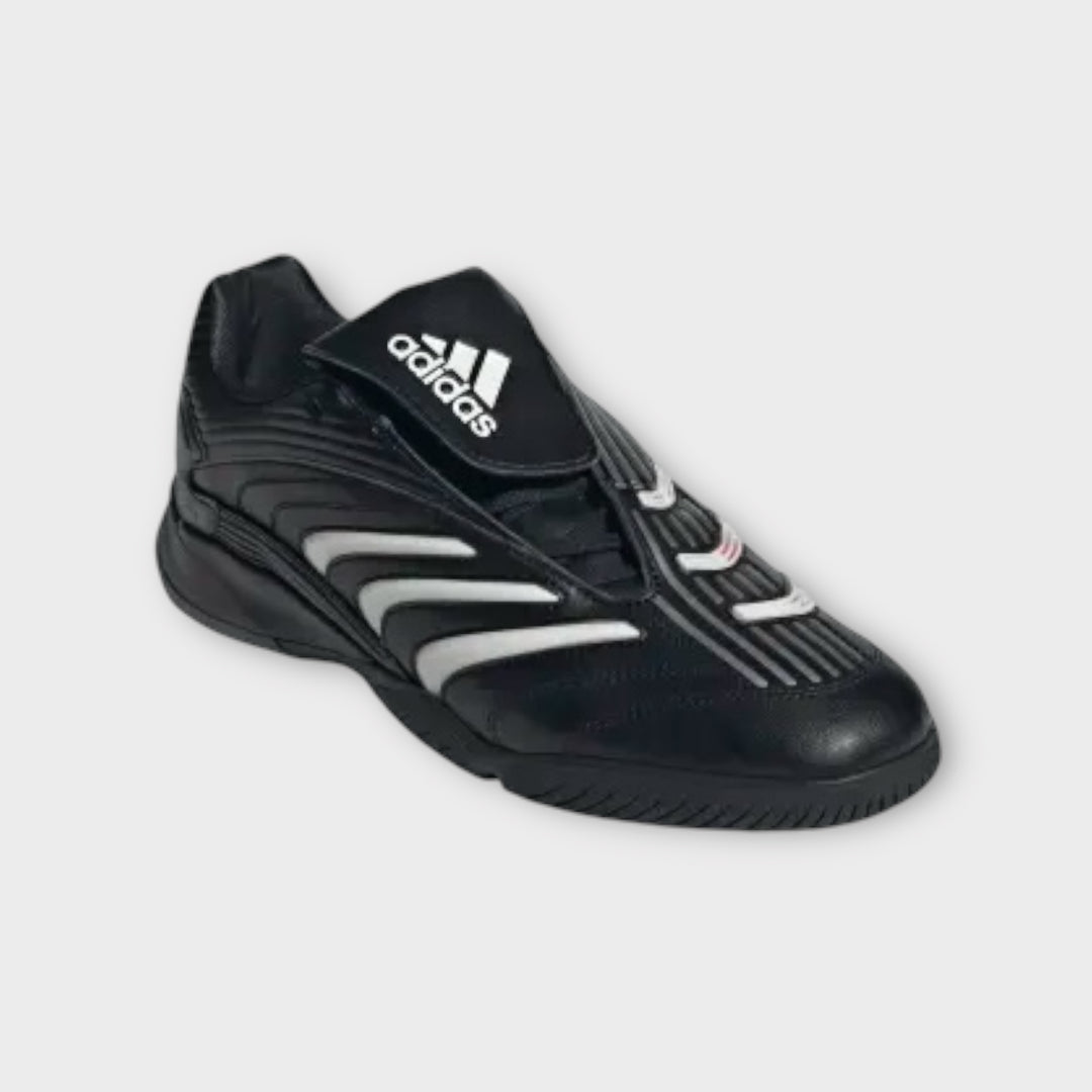 Adidas Predator Sala i sort set skråt forfra med adidas-logo på den foldede pløs.