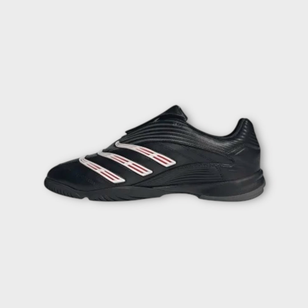 Adidas Predator Sala i sort set skråt fra siden med detaljer ved tåpartiet og striberne.